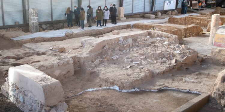 La excavación arqueológica de la Casa de los Grifos recibe nuevos visitantes