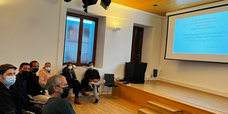 Los taxistas alcalaínos reciben formación sobre la historia y turismo de la ciudad