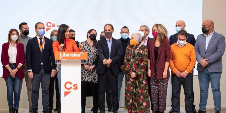 Villacís presenta su nuevo comité autonómico y reclama a Sánchez más de 1.200 millones en inversiones para compensar la deuda con Madrid