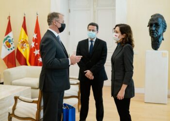 Isabel Díaz Ayuso recibe en la Real Casa de Correos al alcalde de Lima