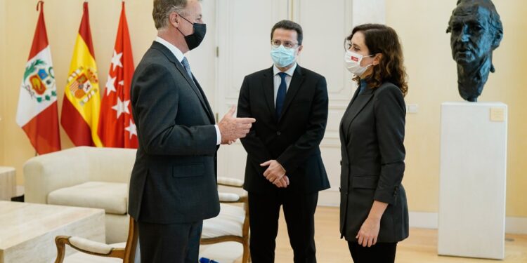 Isabel Díaz Ayuso recibe en la Real Casa de Correos al alcalde de Lima