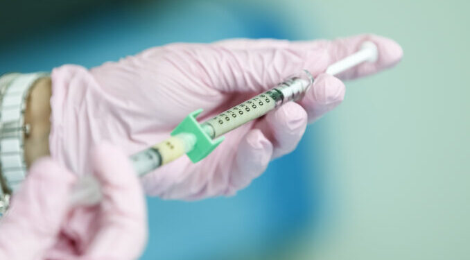 La Comunidad de Madrid vacunará contra la COVID-19 con equipos móviles en Brunete, Parla y Arganda del Rey este fin de semana