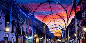 El gran túnel de luz en la calle Libreros, protagonista de la Navidad en Alcalá