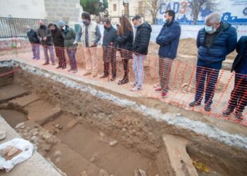 La excavación arqueológica de la plaza de los Santos Niños fue «abierta por obras» ayer