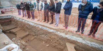 La excavación arqueológica de la plaza de los Santos Niños fue «abierta por obras» ayer
