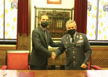 El Ayuntamiento de Alcalá y el Ejército del Aire acuerdan la cesión de un avión C-101 que se ubicará en Ciudad de Aire