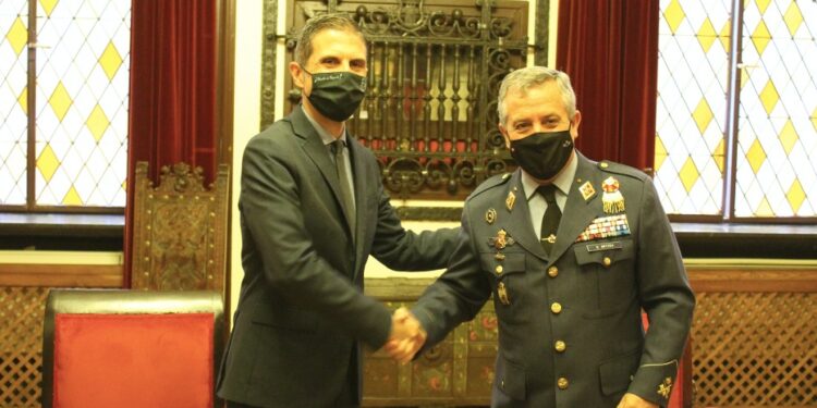 El Ayuntamiento de Alcalá y el Ejército del Aire acuerdan la cesión de un avión C-101 que se ubicará en Ciudad de Aire