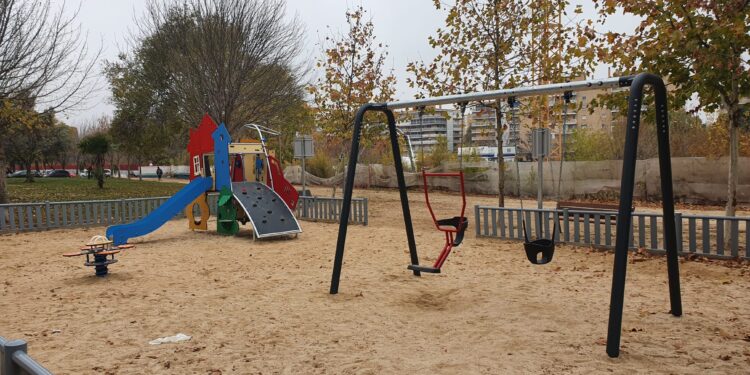 El Ayuntamiento remodela las áreas infantiles de los parques Islas Filipinas y Reyes Magos