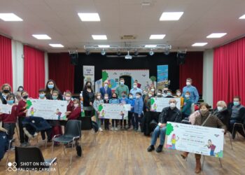 Los ganadores del concurso-exposición «Pinta un Cole Diferente» ya disfrutan de su premio