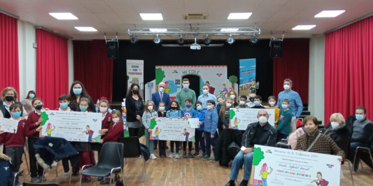 Los ganadores del concurso-exposición «Pinta un Cole Diferente» ya disfrutan de su premio