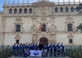 El Quijotes Triatlón Alcalá se presenta ante la fachada cisneriana de la Universidad