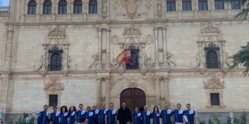 El Quijotes Triatlón Alcalá se presenta ante la fachada cisneriana de la Universidad
