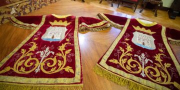 El Ayuntamiento de Alcalá restaura los históricos trajes de maceros del siglo XIX