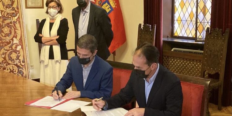 PSOE y Ciudadanos firman un acuerdo de gobierno histórico en Alcalá de Henares