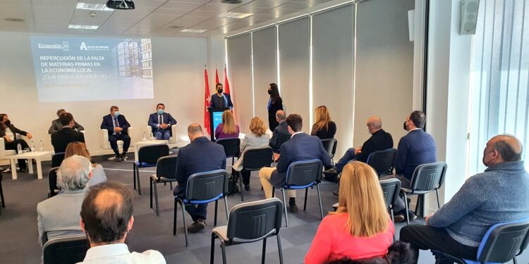 Alcalá acogió ayer una jornada sobre la repercusión de la falta de materias primas en la economía local