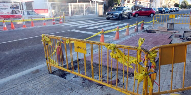 Mejoras de la seguridad vial en Paracuellos con nuevos semáforos en los pasos de peatones