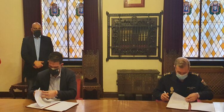 Nuevo convenio de colaboración para la utilización de las instalaciones deportivas municipales por parte del cuerpo de Policía Nacional