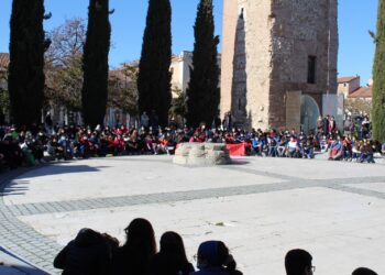 El colegio Escuelas Pías coloca la bandera de la Paz en el balcón del Ayuntamiento