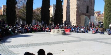 El colegio Escuelas Pías coloca la bandera de la Paz en el balcón del Ayuntamiento