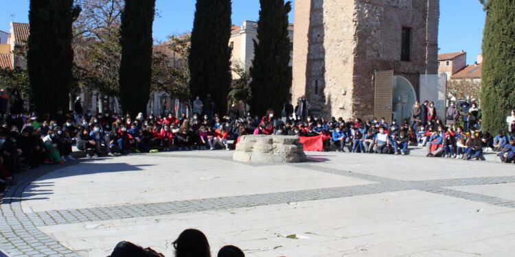 El colegio Escuelas Pías coloca la bandera de la Paz en el balcón del Ayuntamiento