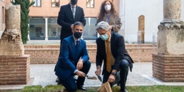 La Universidad de Alcalá y el Ayuntamiento de Alcalá de Henares recogen su legado para la Caja de las Letras del Instituto Cervantes