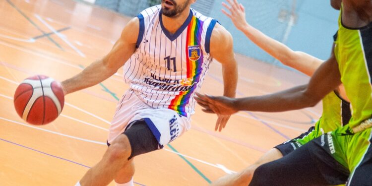 Presentada la nueva camiseta contra la LGTBIfobia en el Deporte del Baloncesto Alcalá