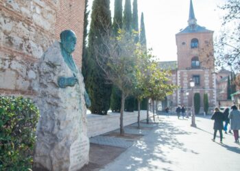 La estatua de Luis Astrana Marín ha sido trasladada para ubicarse junto a la Torre de Santa María