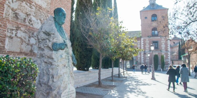 La estatua de Luis Astrana Marín ha sido trasladada para ubicarse junto a la Torre de Santa María