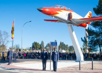El Ejército del Aire ha acudido esta mañana a Alcalá con el fin de inaugurar la nueva glorieta presidida por un avión C-101