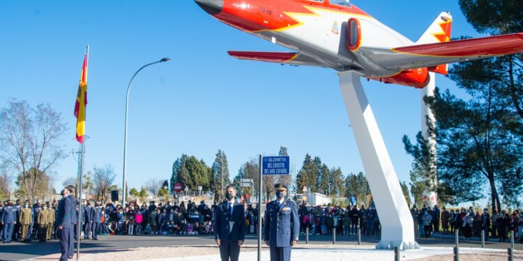 El Ejército del Aire ha acudido esta mañana a Alcalá con el fin de inaugurar la nueva glorieta presidida por un avión C-101