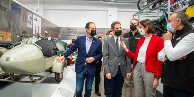 La ministra Reyes Maroto visita la Exposición «Motos Made in Spain» en Alcalá de Henares