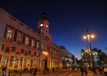 La Comunidad de Madrid ilumina de rojo la fachada de la Real Casa de Correos para dar la bienvenida al Año Nuevo Chino