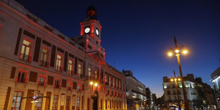La Comunidad de Madrid ilumina de rojo la fachada de la Real Casa de Correos para dar la bienvenida al Año Nuevo Chino