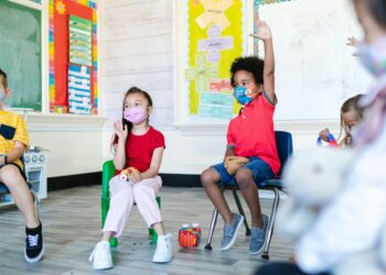 La Comunidad de Madrid llevará a la Comisión de Salud Pública la retirada de la mascarilla en las aulas