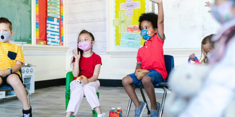 La Comunidad de Madrid llevará a la Comisión de Salud Pública la retirada de la mascarilla en las aulas