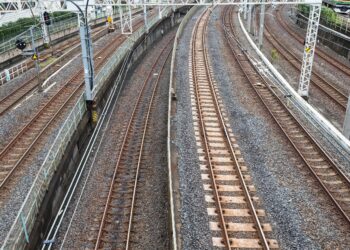Reabre la pasarela peatonal sobre las vías de tren en la calle Gaceta de Alcalá