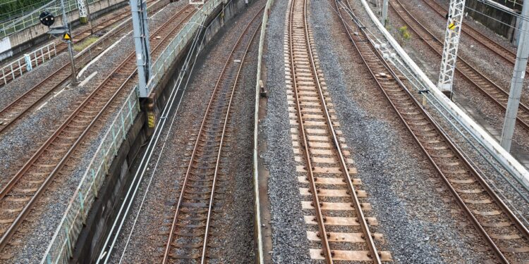 Reabre la pasarela peatonal sobre las vías de tren en la calle Gaceta de Alcalá