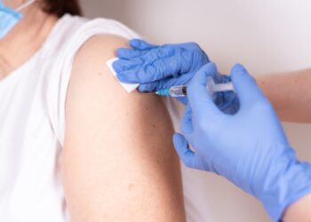 La Consejería de Sanidad realiza un estudio que demuestra cómo la vacunación contra la COVID-19 reduce un 60% el riesgo de reinfección