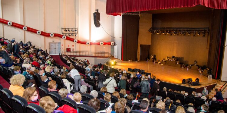 Los mayores de Alcalá disfrutaron de la música de Rocío Jurado en el Auditorio Paco de Lucía