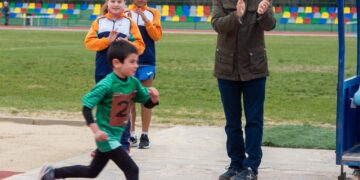La pista de atletismo Antonio Fernández acogió la jornada inaugural de atletismo infantil en pista