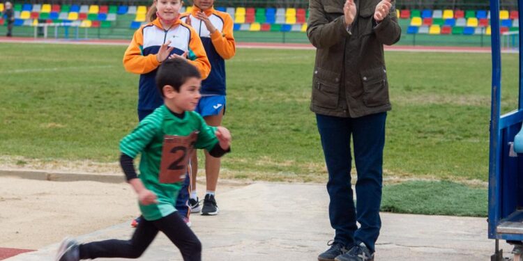 La pista de atletismo Antonio Fernández acogió la jornada inaugural de atletismo infantil en pista