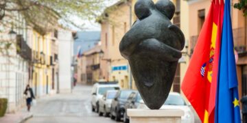 La escultura “Somos Abrazo” en la Puerta de Madrid, homenaje permanente a las personas fallecidas por Covid en Alcalá