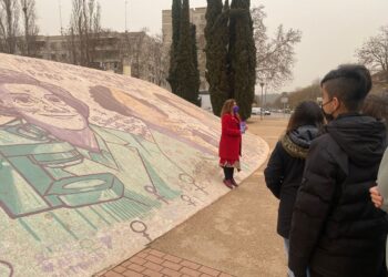 Escolares complutenses participan en la actividad mural “Mujeres cambiando el mundo”
