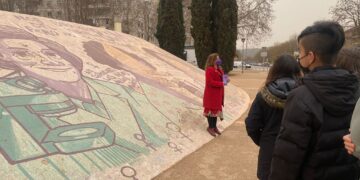 Escolares complutenses participan en la actividad mural “Mujeres cambiando el mundo”