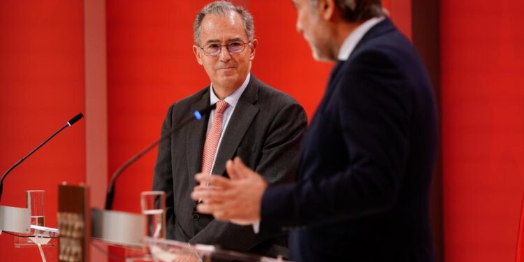 La Comunidad de Madrid incrementará las aulas de enlace para que los alumnos ucranianos aprendan español en centros educativos