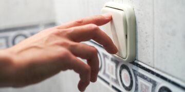 El precio de la luz alcanzará el martes su máximo histórico con 544,98 euros/MWh