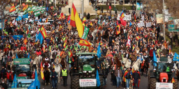 Histórica manifestación de agricultores y ganaderos en Madrid para exigir dignidad: «El mundo rural despierta»