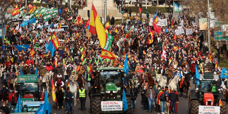 Histórica manifestación de agricultores y ganaderos en Madrid para exigir dignidad: «El mundo rural despierta»