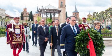 La corporación municipal homenajea a Miguel de Cervantes