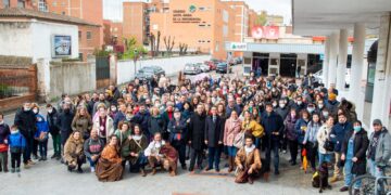 Alcalá recibe a los profesores que han viajado en el tren histórico como homenaje por su labor durante la COVID